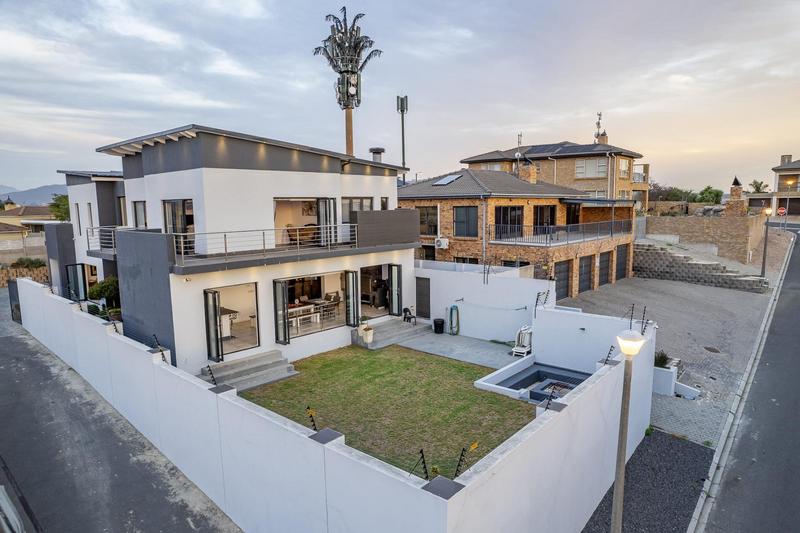 4 Bedroom Property for Sale in Kaapsig Western Cape